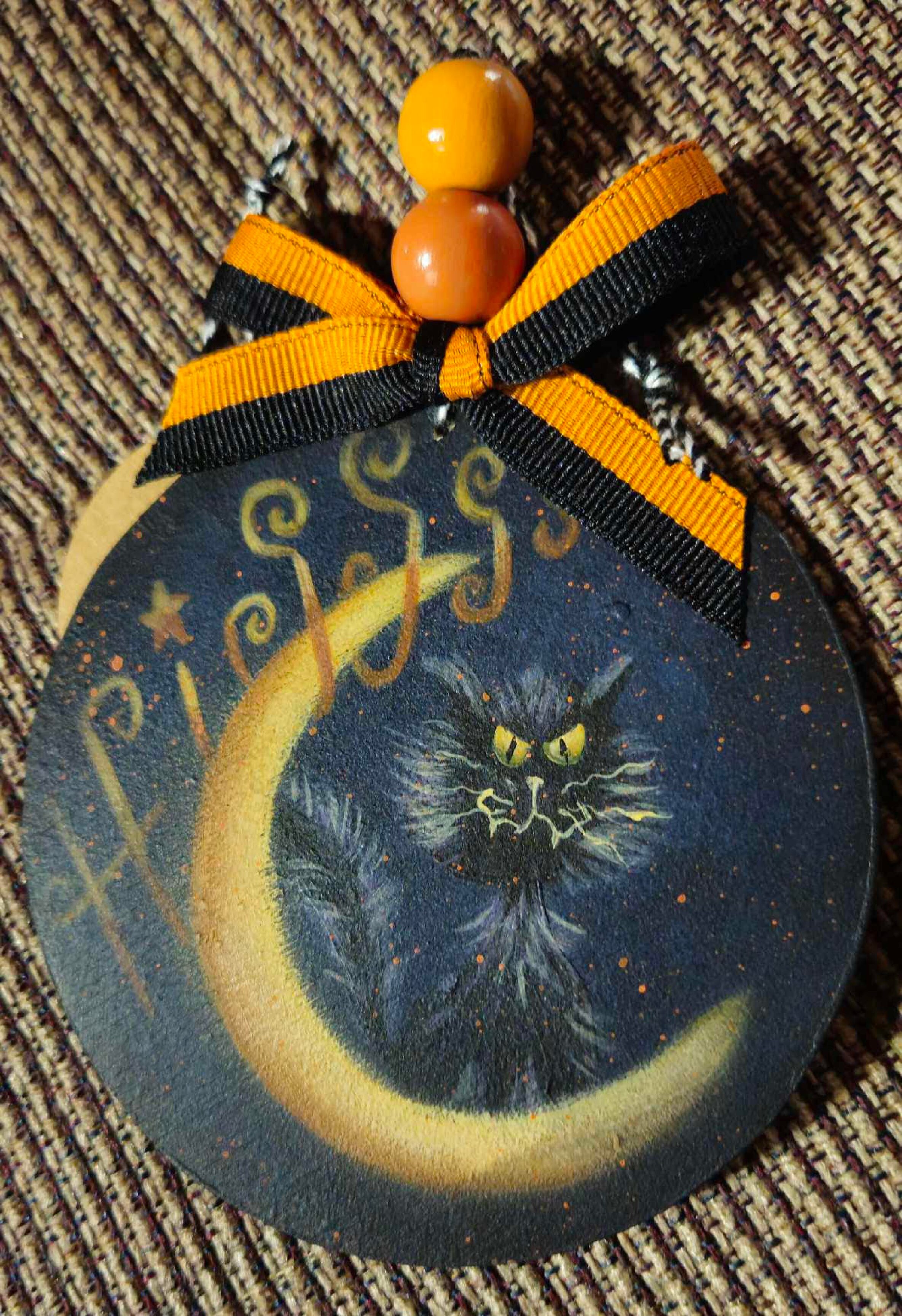 Hiss Ornament